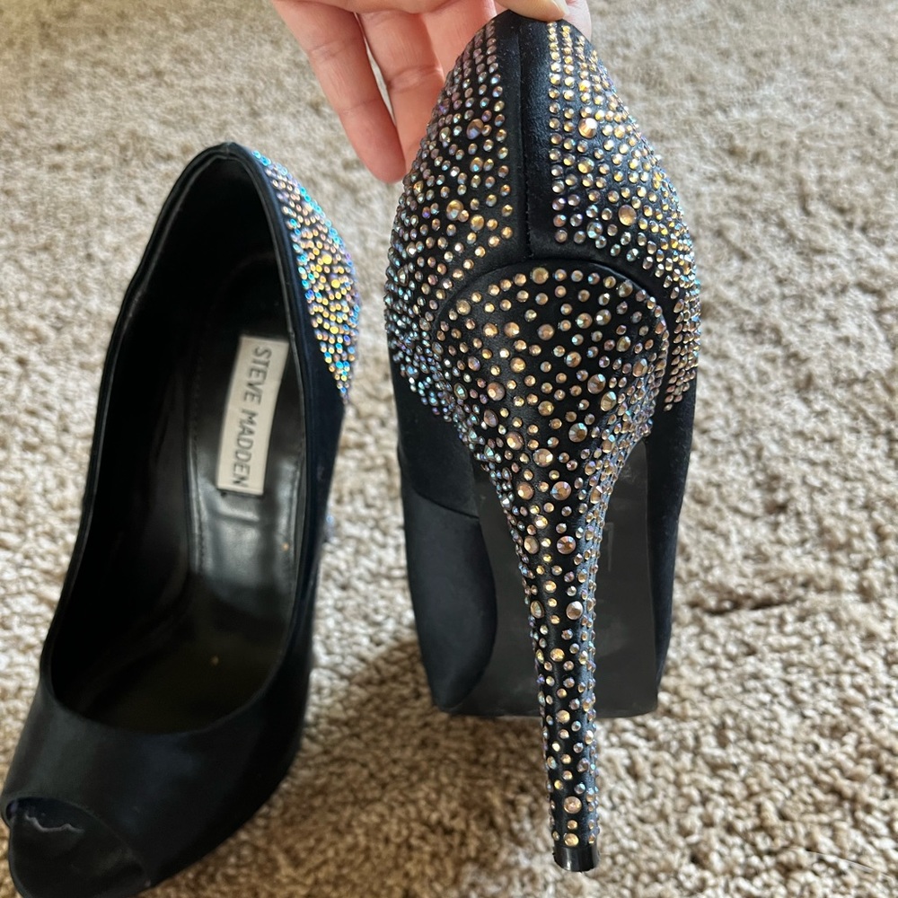 Steve Madden Satin Peep toe heel. S/7